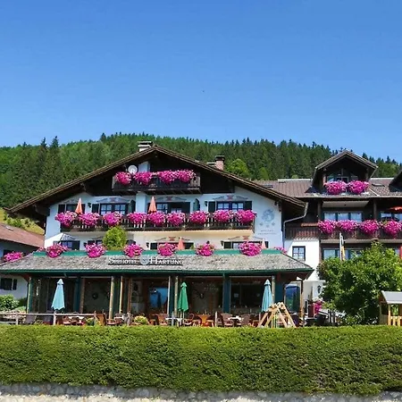 At The Seehotel Hartung Semesterbostad Hopfen am See